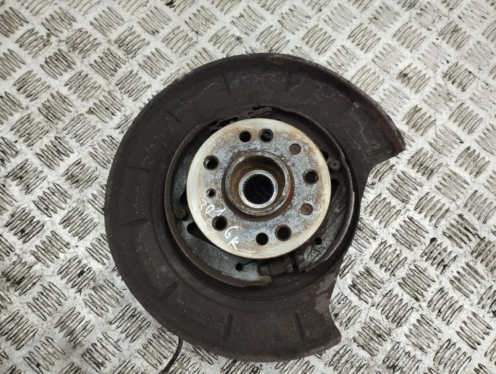 Rear wheel hub – left