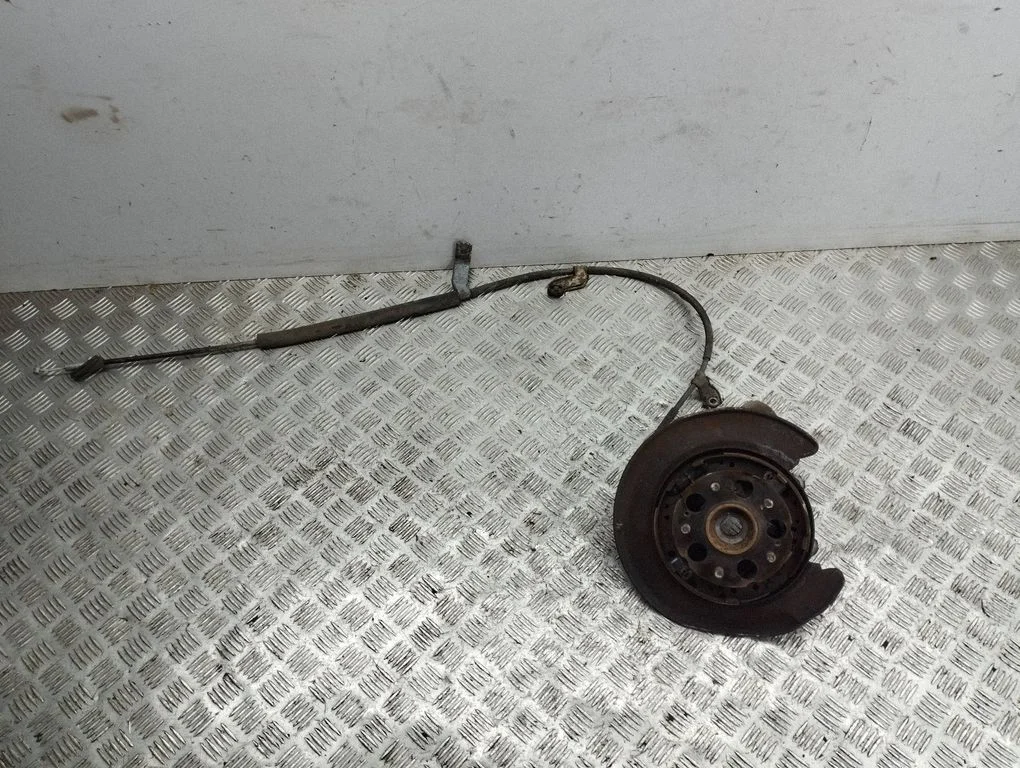 Rear wheel hub – right