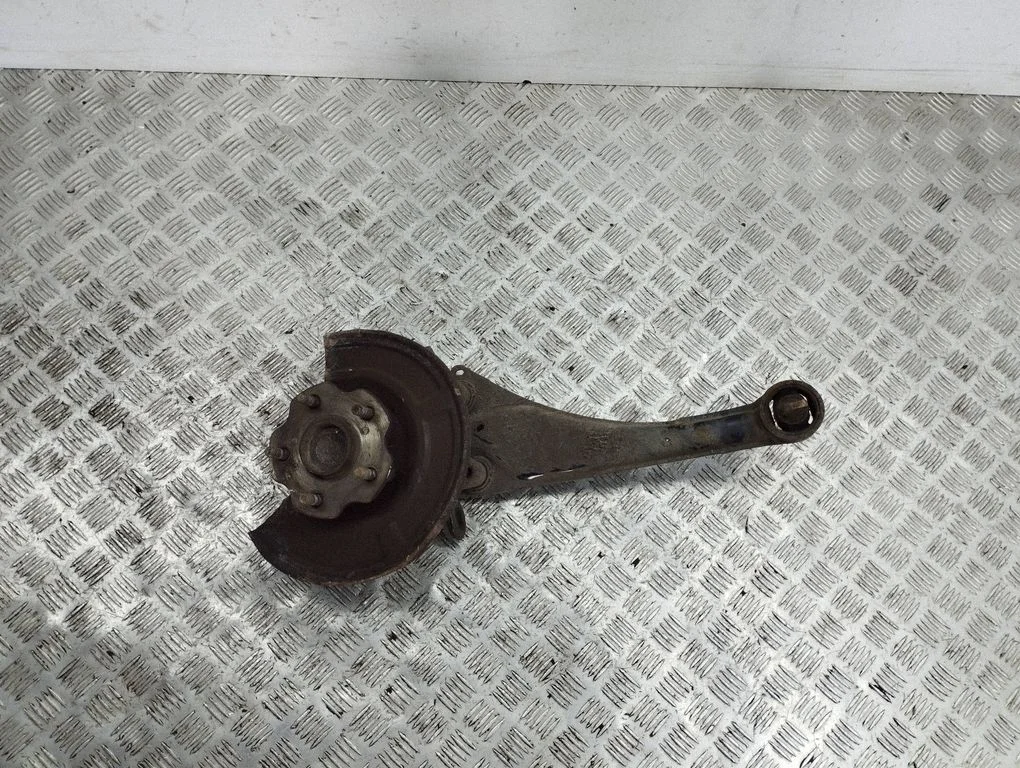 Rear wheel hub – right