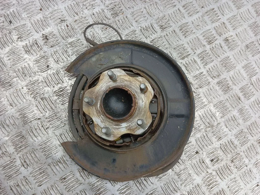 Rear wheel hub – right
