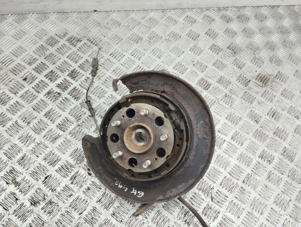 Rear wheel hub – rear left