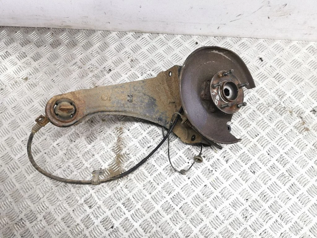 Rear wheel hub – right