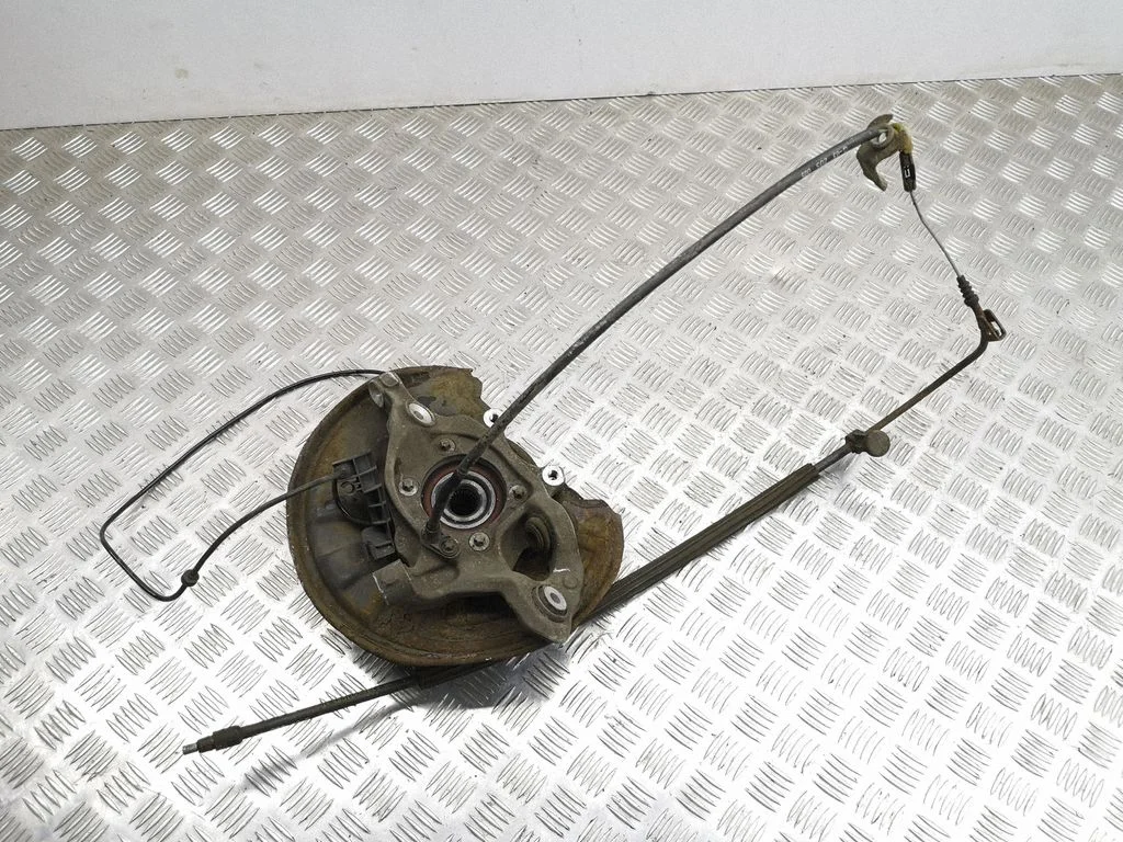 Rear wheel hub – right