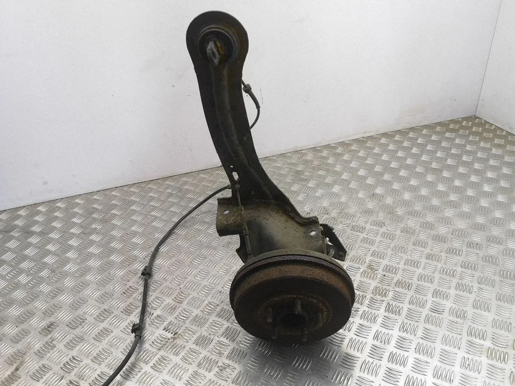 Rear wheel hub – left
