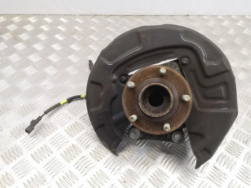 Rear wheel hub – right