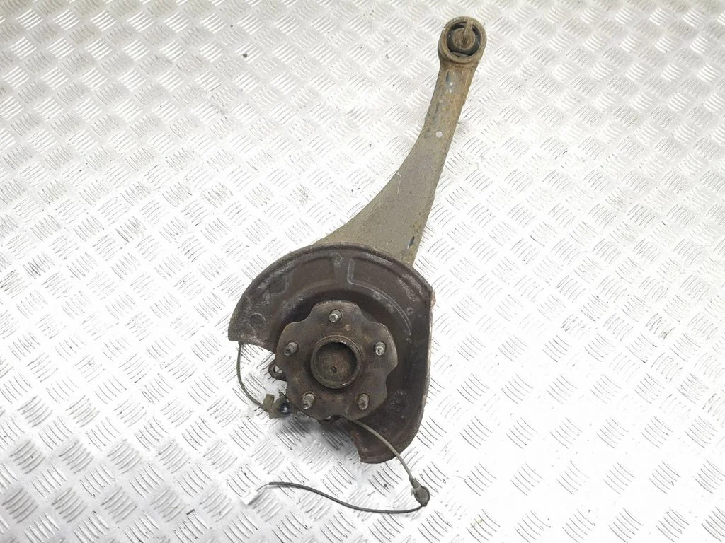 Rear wheel hub – right