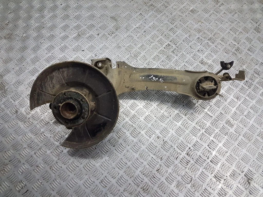 Rear wheel hub – left