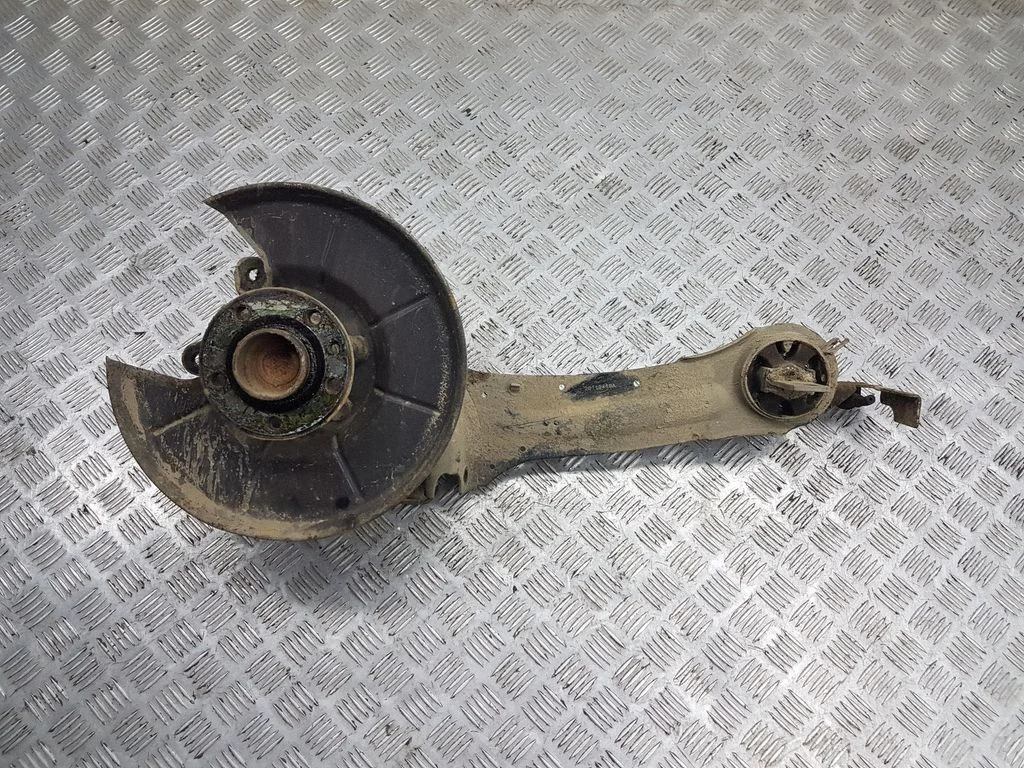 Rear wheel hub – right