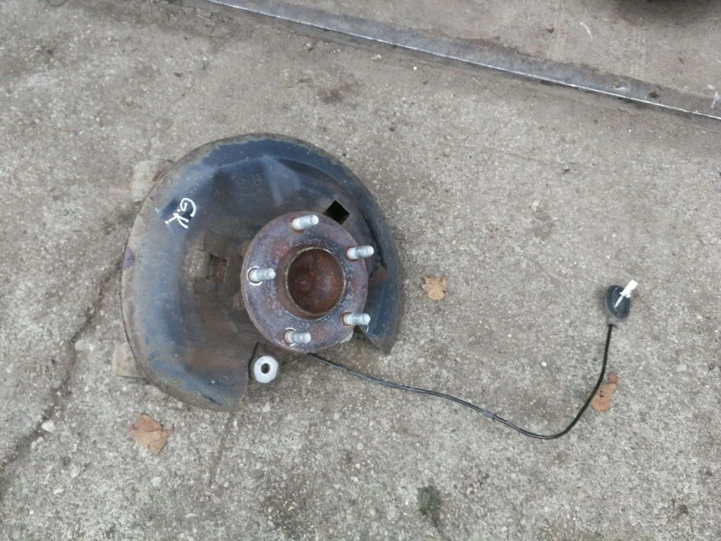 Rear wheel hub – left