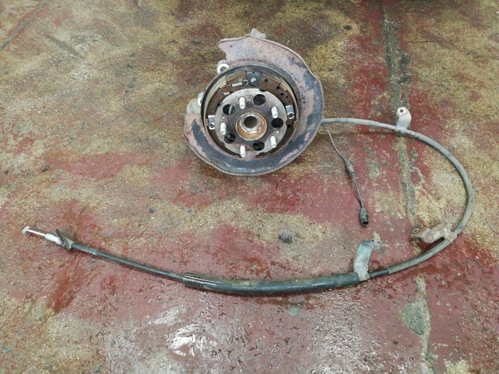 Rear wheel hub – right