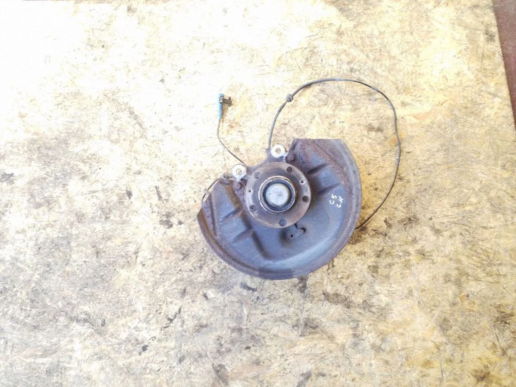 Rear wheel hub – left