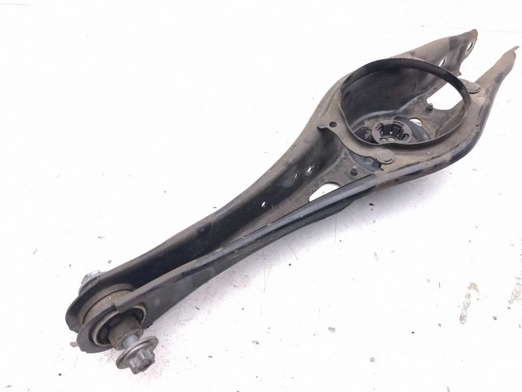 Tagumine ülemine õõtshoob – Volkswagen Passat B9 (2023-)