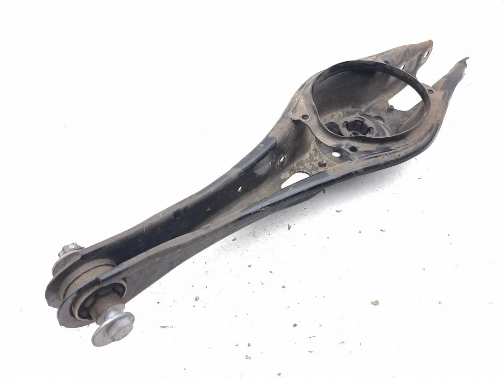 Tagumine ülemine õõtshoob – Volkswagen Passat B9 (2023-)