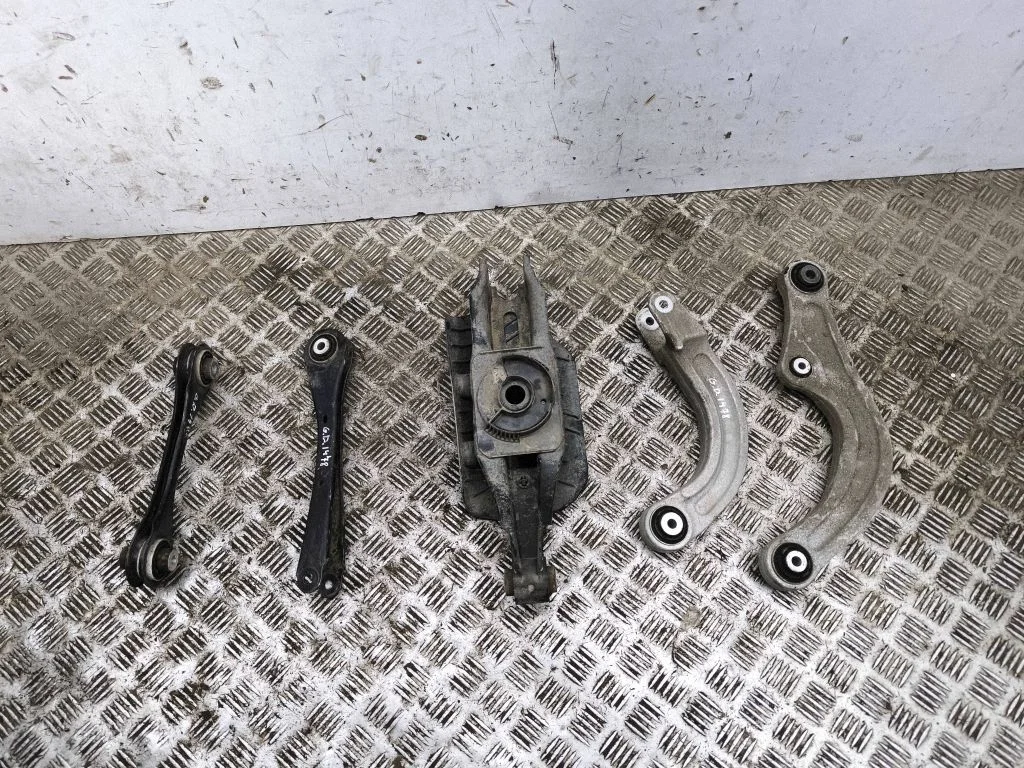 Tagumine ülemine õõtshoob – Skoda Enyaq iV (2020-)