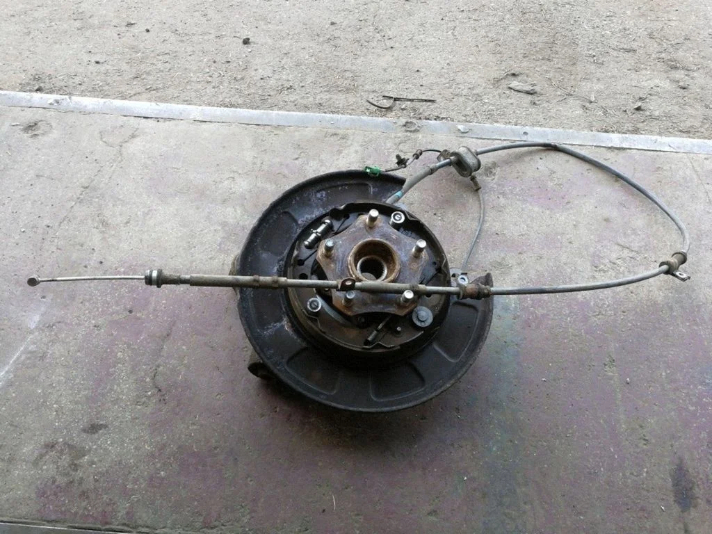 Rear wheel hub – left