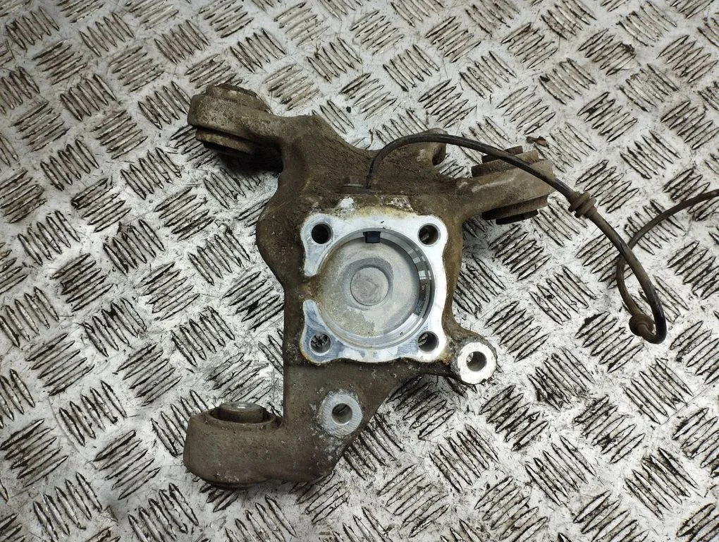 Rear wheel hub – left