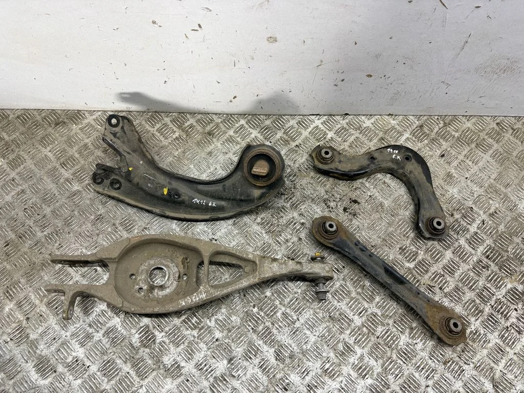Rear upper control arm/wishbone – left