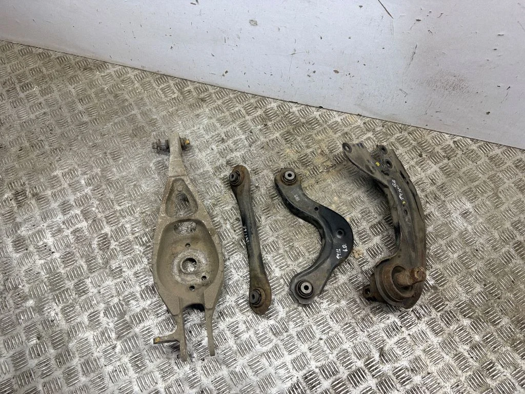 Rear upper control arm/wishbone – right
