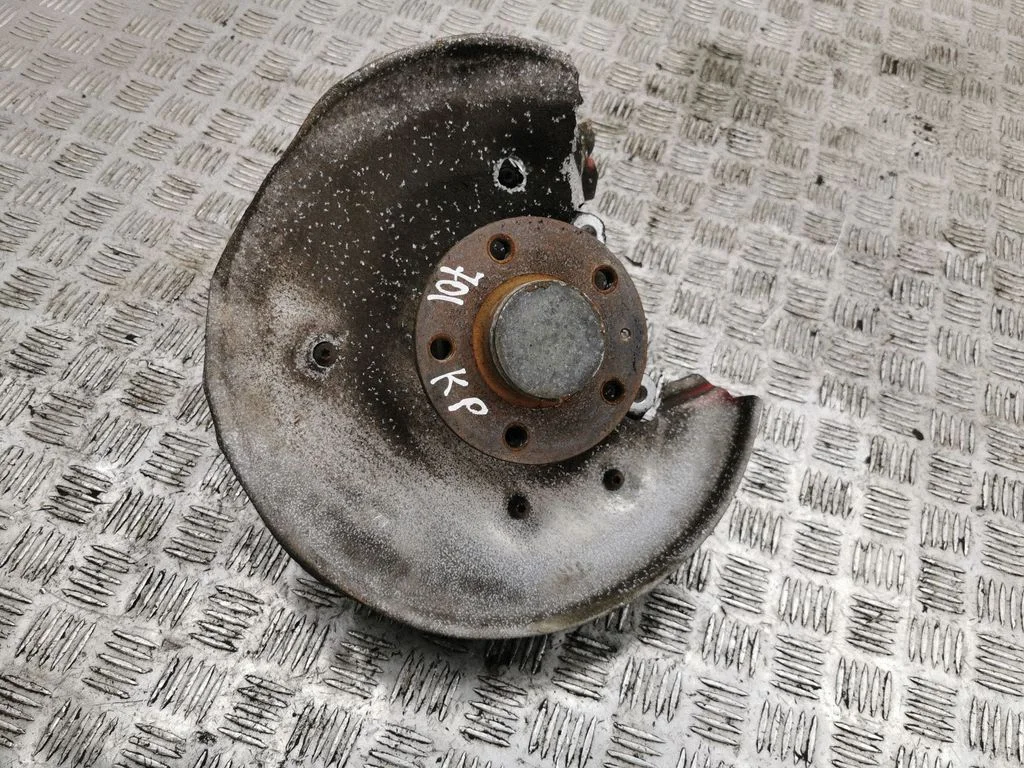 Rear wheel hub – left