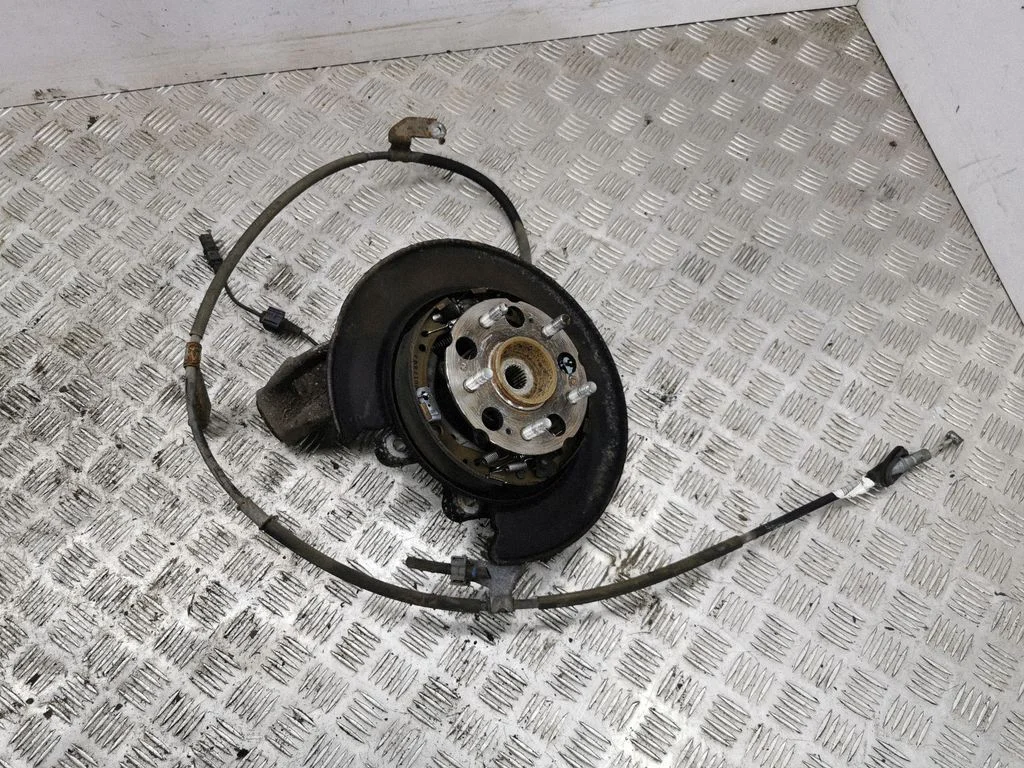 Rear wheel hub – left