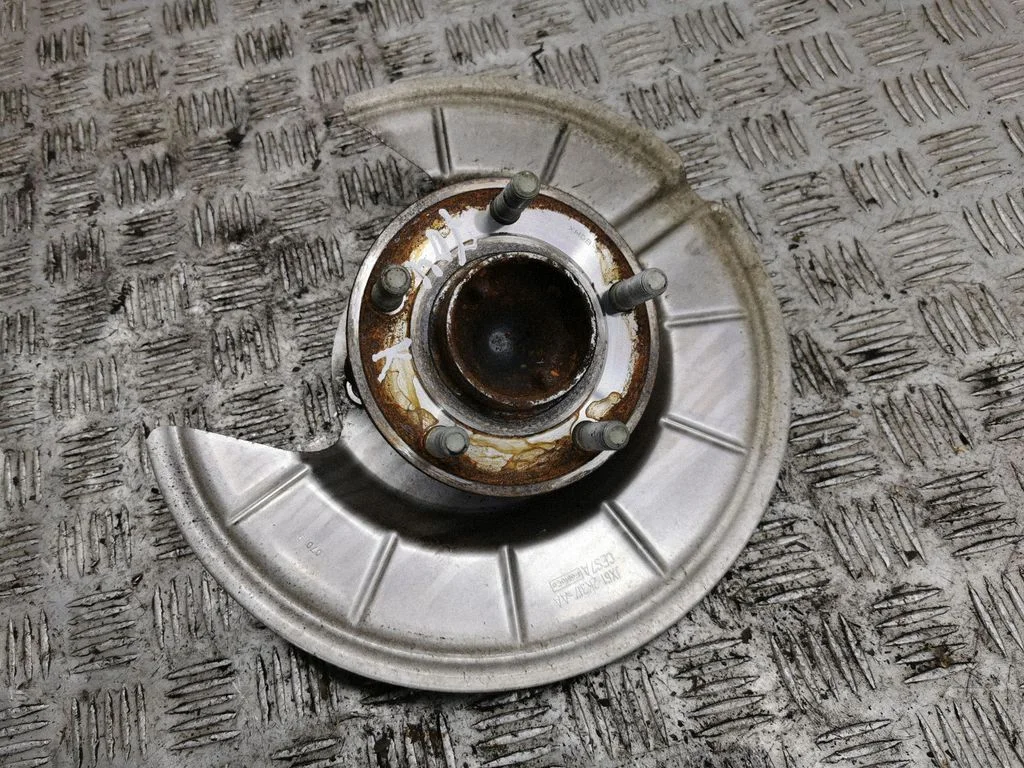 Rear wheel hub – left