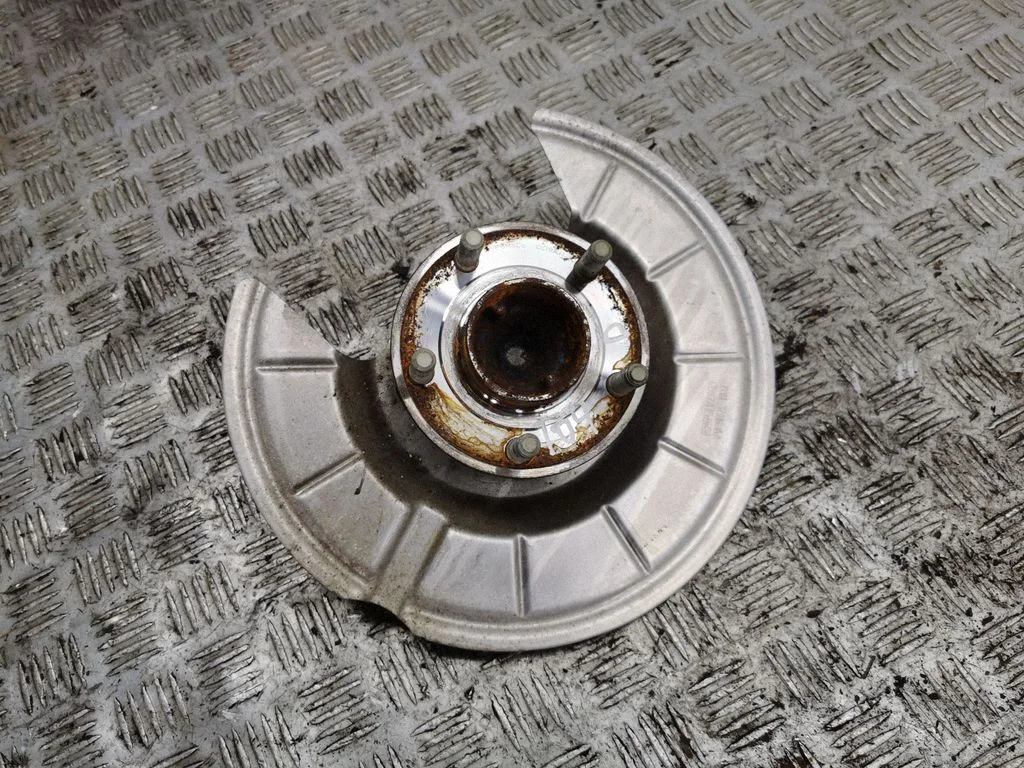 Rear wheel hub – right