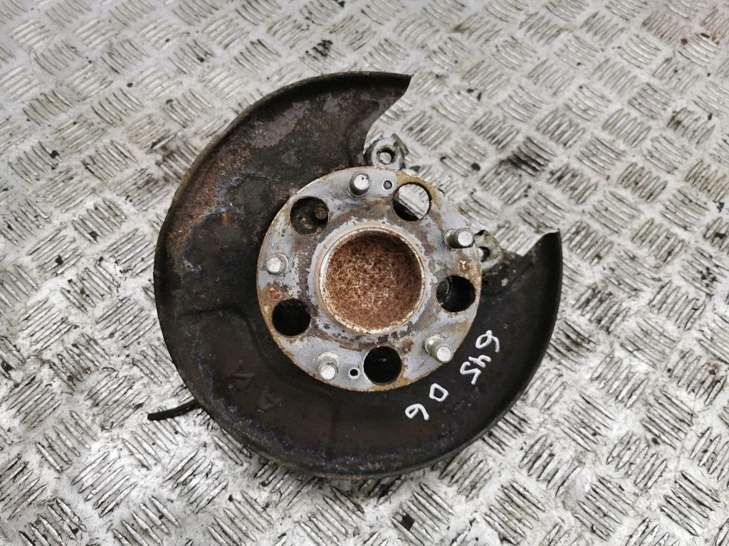 Rear wheel hub – right