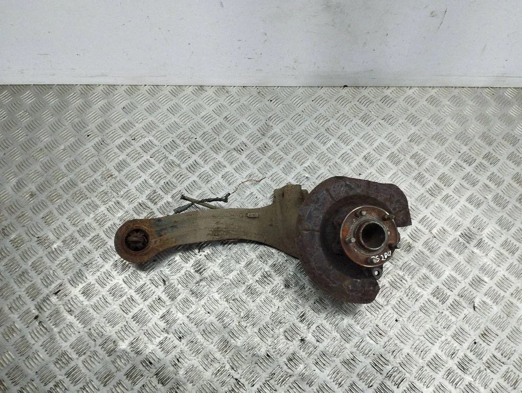 Rear wheel hub – right