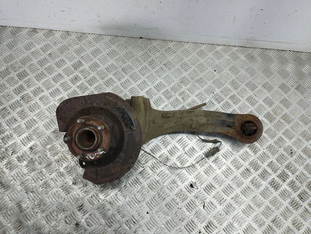 Rear wheel hub – left