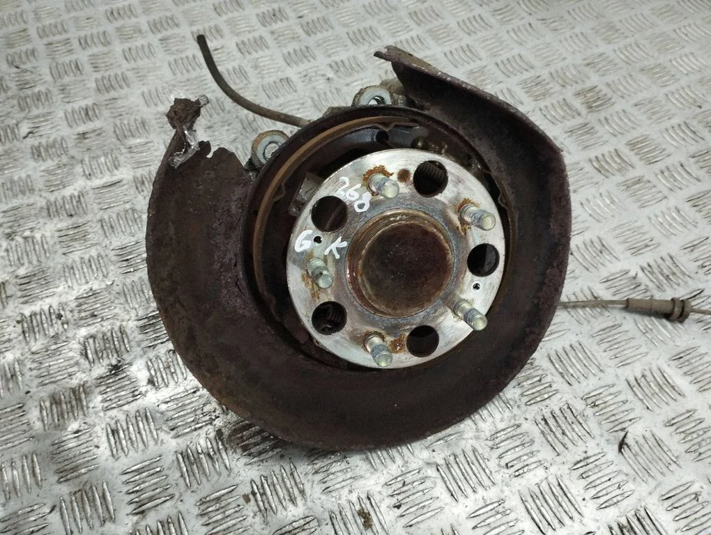 Rear wheel hub – left