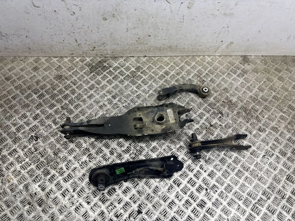 Rear upper control arm/wishbone – left