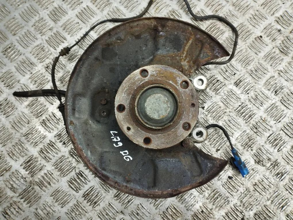 Rear wheel hub – right