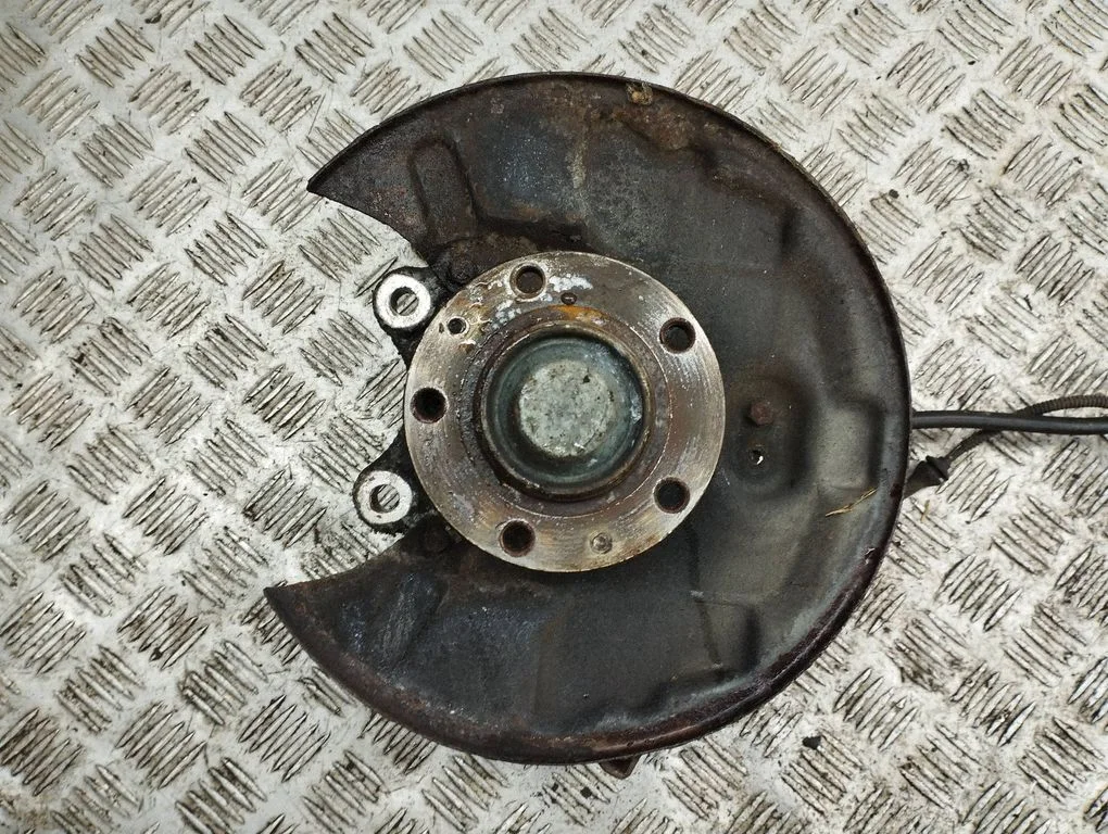 Rear wheel hub – left