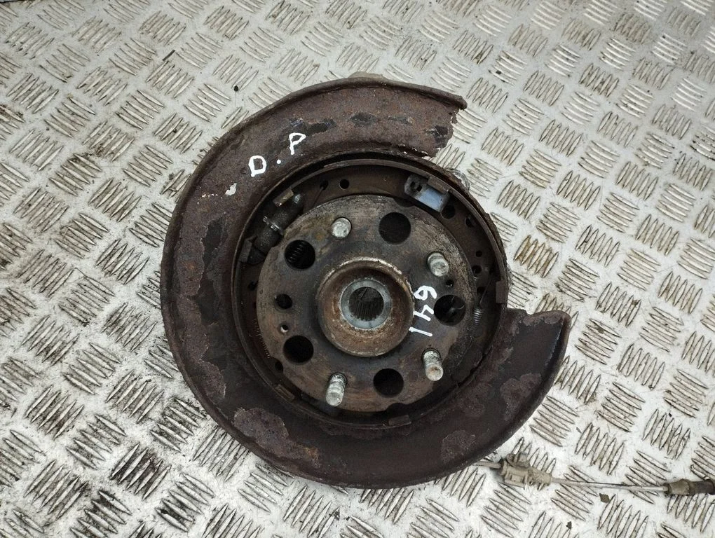Rear wheel hub – right