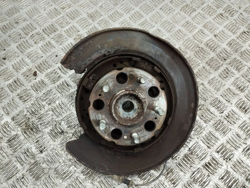 Rear wheel hub – left