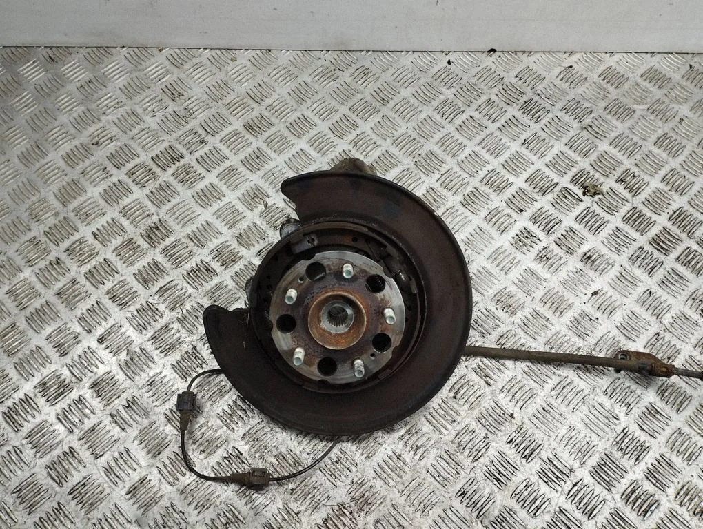 Rear wheel hub – left
