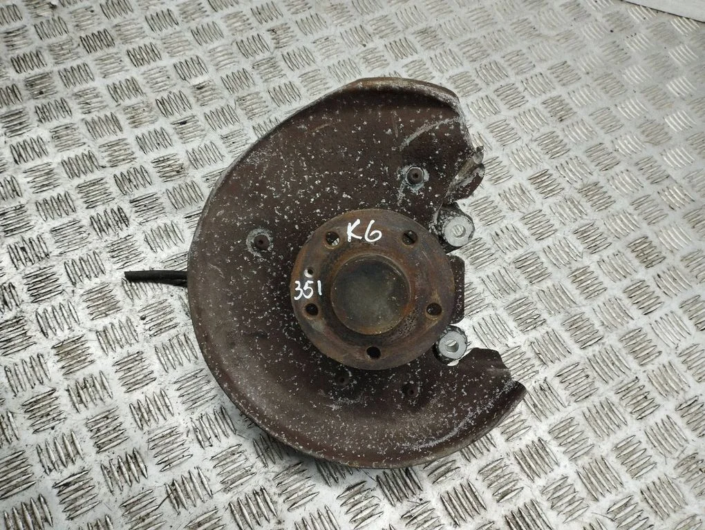 Rear wheel hub – left