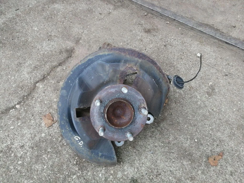 Rear wheel hub – right