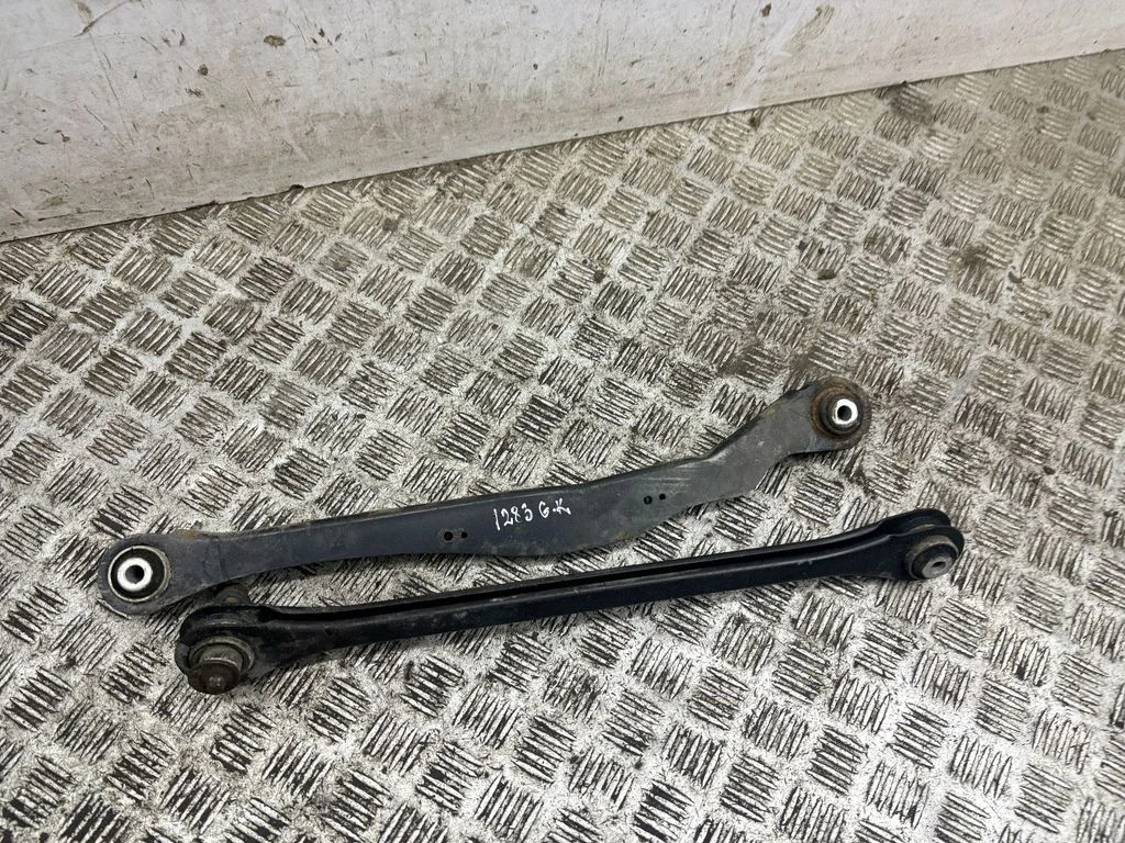 Rear upper control arm/wishbone – left