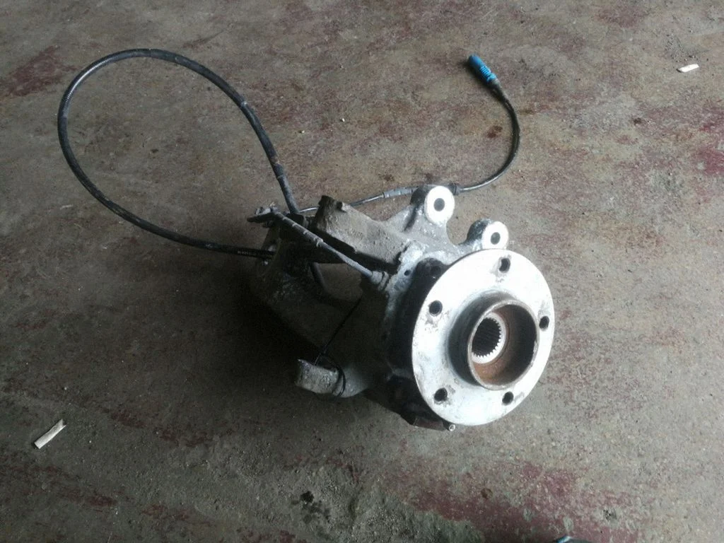 Rear wheel hub – left