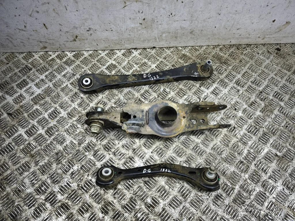 Rear upper control arm/wishbone – right
