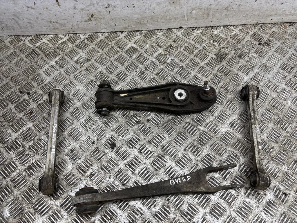 Rear upper control arm/wishbone – right