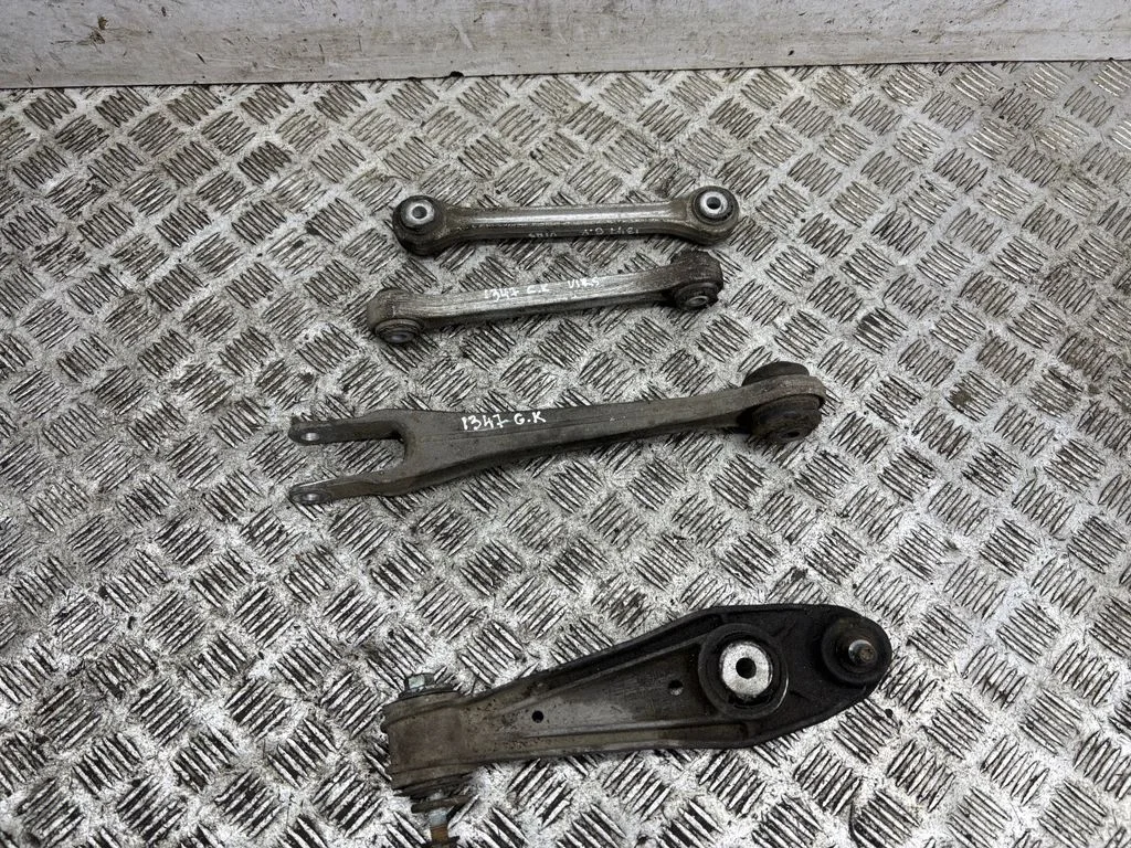 Rear upper control arm/wishbone – left