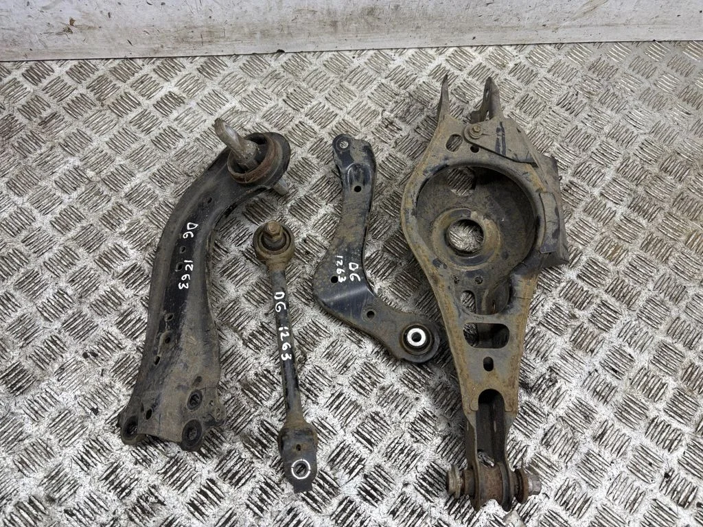 Rear upper control arm/wishbone – right