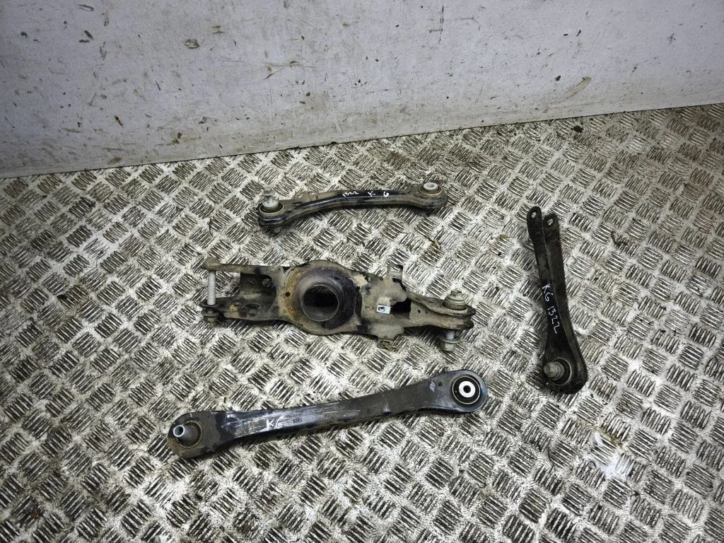 Rear upper control arm/wishbone – left