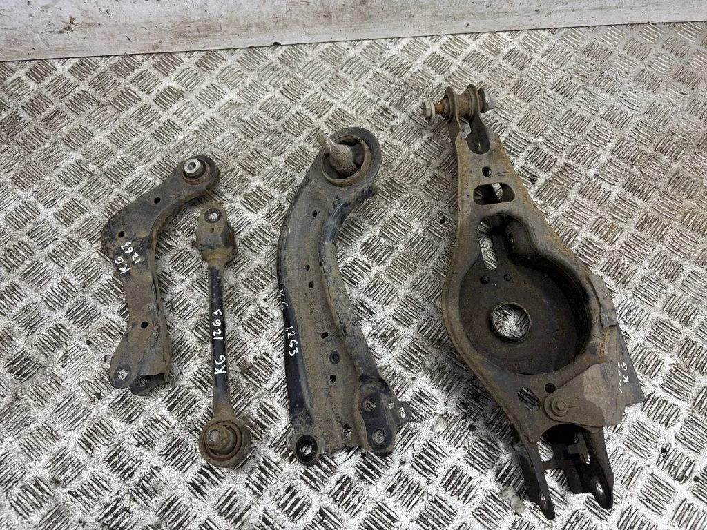 Rear upper control arm/wishbone – left