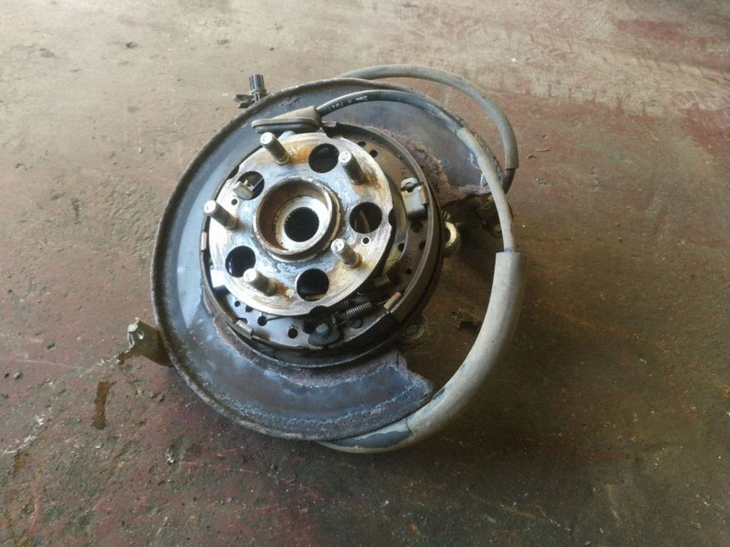 Rear wheel hub – right