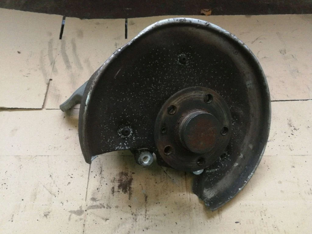 Rear wheel hub – right