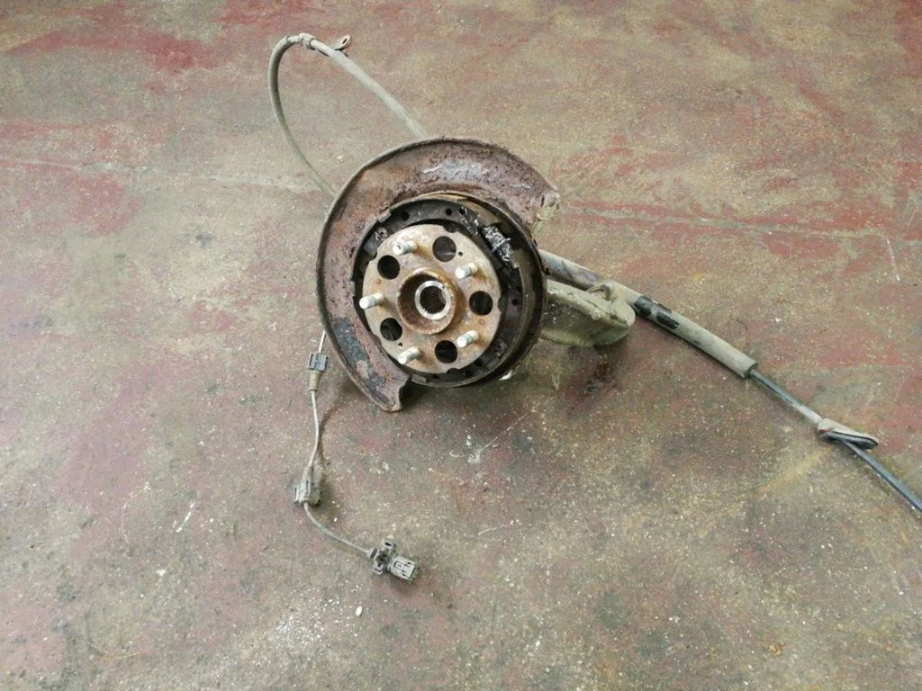 Rear wheel hub – right