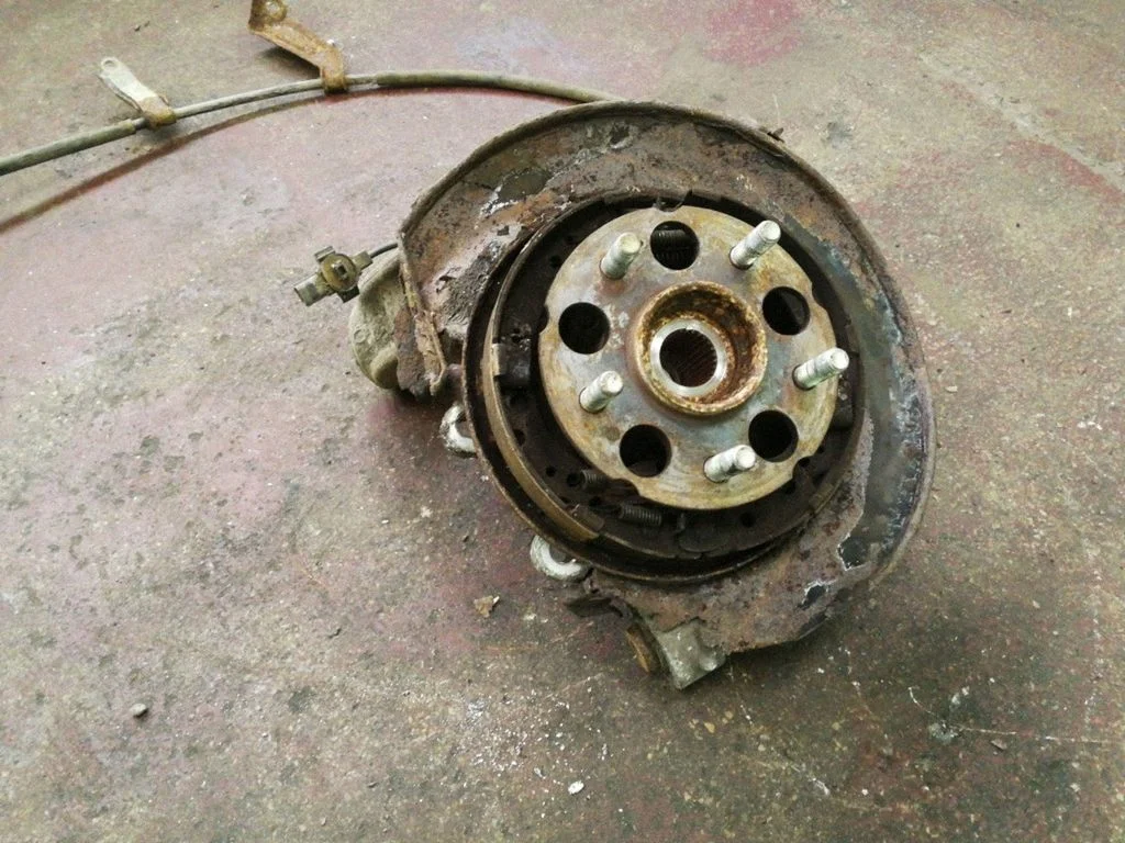 Rear wheel hub – left